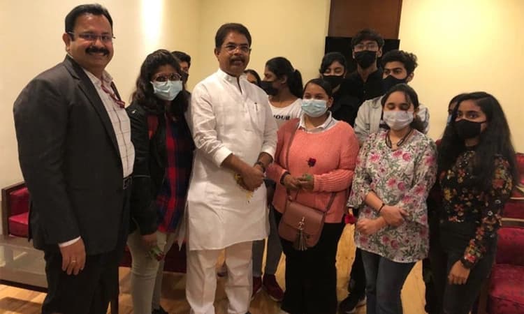 ಉಕ್ರೇನ್ ಸಂಕಷ್ಟ: ಕೆಐಎಲ್ ನಲ್ಲಿ ರಾಜ್ಯದ ವಿದ್ಯಾರ್ಥಿಗಳಿಗೆ ಸಚಿವರಿಂದ ಸ್ವಾಗತ