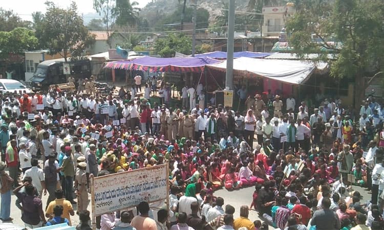 ಕೊರಟಗೆರೆ: ಕಲ್ಲುಗಣಿಗಾರಿಕೆ ವಿರುದ್ಧ ರಸ್ತೆ ತಡೆದು ಬೃಹತ್ ಪ್ರತಿಭಟನೆ