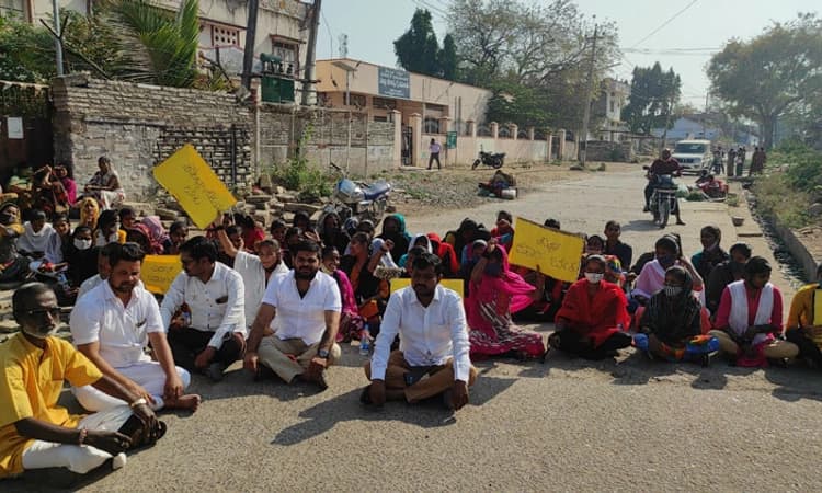 ಹಾಸ್ಟೇಲ್‌ ವಾರ್ಡನ್‌ ವರ್ಗಾವಣೆಗೆ ಆಗ್ರಹ