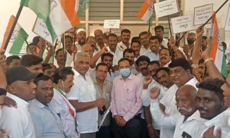 ಈಶ್ವರಪ್ಪ ರಾಷ್ಟ್ರಧ್ವಜ ವಿರೋಧಿ ಹೇಳಿಕೆ ಖಂಡಿಸಿ ಶ್ರೀರಂಗಪಟ್ಟಣದಲ್ಲಿ ಕಾಂಗ್ರೆಸ್ ಪ್ರತಿಭಟನೆ