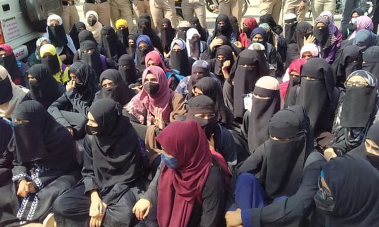 ”ನ್ಯಾಯಾಲಯದ ಆದೇಶವೇ ತಪ್ಪು, ನಮಗೆ ನ್ಯಾಯ ಕೊಡಿಸಿ”: ಮುಂದುವರಿದ ಹಿಜಾಬ್ ಗಲಾಟೆ