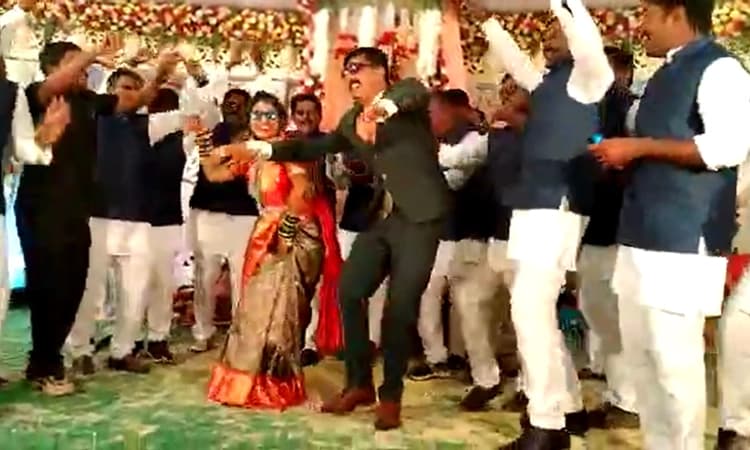 ಮಾರಿ ಕಣ್ಣು ಹೋರಿ‌ ಮ್ಯಾಗೆ… ಹಾಡಿಗೆ ಸಖತ್ ಸ್ಟೆಪ್ ಹಾಕಿದ ಕುಷ್ಟಗಿ ಠಾಣೆಯ  ಪಿಎಸ್ ಐ