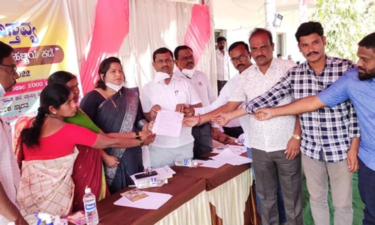 ಸರ್ಕಾರದ ಯೋಜನೆಗಳು ಮನೆ ಬಾಗಿಲಿಗೆ