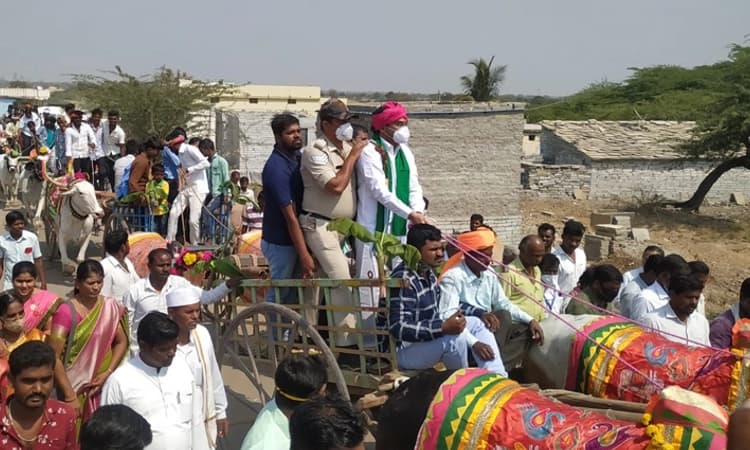 ಸೂಟು ಬೂಟು ಕಳಚಿ, ಹಸಿರು ಶಾಲು ಹೆಗಲೇರಿಸಿ ಕಲಬುರ್ಗಿ ಡಿಸಿ ಗ್ರಾಮ ವಾಸ್ತವ್ಯ