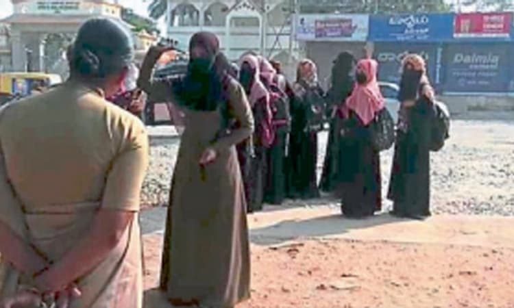 ಶಾಲೆಗೆ ಗೈರಾದ ವಿದ್ಯಾರ್ಥಿನಿಯರು