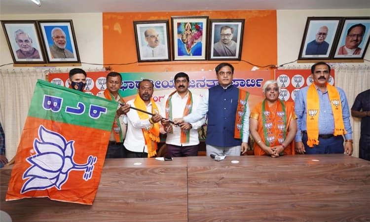 ಸಿದ್ದರಾಮಯ್ಯ ಬೆಂಬಲಿಗರಾಗಿದ್ದ, ಮಾಜಿ ಬಿಬಿಎಂಪಿ ಸದಸ್ಯ ಮಂಜುನಾಥ್ ಬಿಜೆಪಿ ಸೇರ್ಪಡೆ