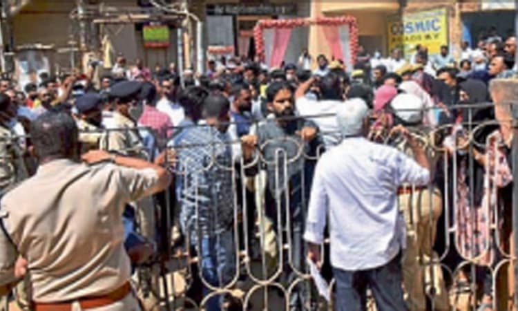 ಹುಬ್ಬಳ್ಳಿಯಲ್ಲೂ ಕಿಡಿಹೊತ್ತಿಸಿದ ಹಿಜಾಬ್‌; ನಿಷೇಧಾಜ್ಞೆ ಜಾರಿ