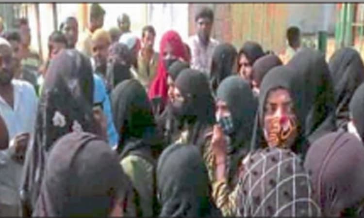 ಹಿಜಾಬ್‌; ವಿದ್ಯಾರ್ಥಿನಿಯರ ಪ್ರತಿಭಟನೆ