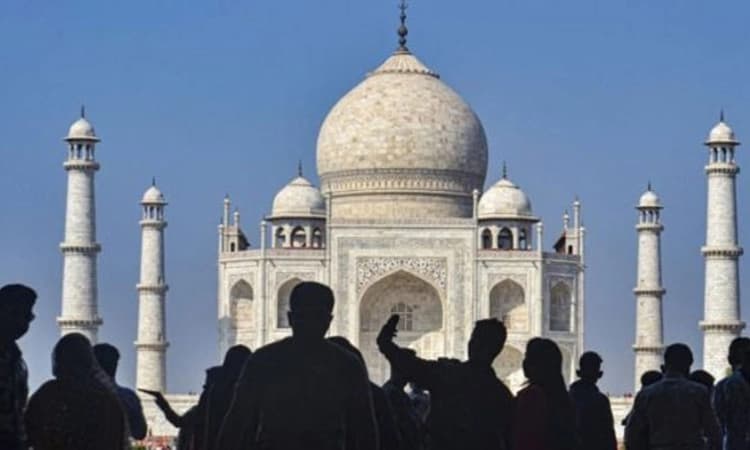 ತಾಜ್ ಮಹಲ್ ಆವರಣದಲ್ಲಿ ಹನುಮಾನ್ ಚಾಲೀಸಾ ಪಠಣಕ್ಕೆ ಯತ್ನ: ಪೋಲೀಸರ ತಡೆ