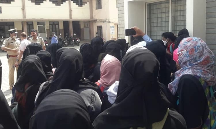 ಚಿಕ್ಕಮಗಳೂರಿನಲ್ಲಿ ಮತ್ತೆ ಭುಗಿಲೆದ್ದ ಹಿಜಾಬ್ ವಿವಾದ: ಪ್ರಾಂಶುಪಾಲರೊಂದಿಗೆ ವಾಗ್ವಾದ