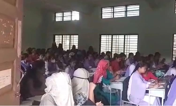 ಹಿಜಾಬ್ ಧರಿಸಿ ತರಗತಿಗೆ ಹಾಜರಾದ ವಿದ್ಯಾರ್ಥಿನಿಯರು: ಒತ್ತಡಕ್ಕೆ ಸಿಲುಕಿದ ಶಿಕ್ಷಕರು