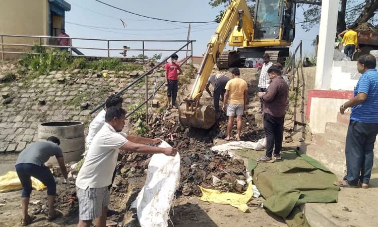 ಯುವಕರಿಂದ ಕೃಷ್ಣಾ ನದಿ ತೀರ ಸ್ವಚ್ಛತಾ ಕಾರ್ಯ