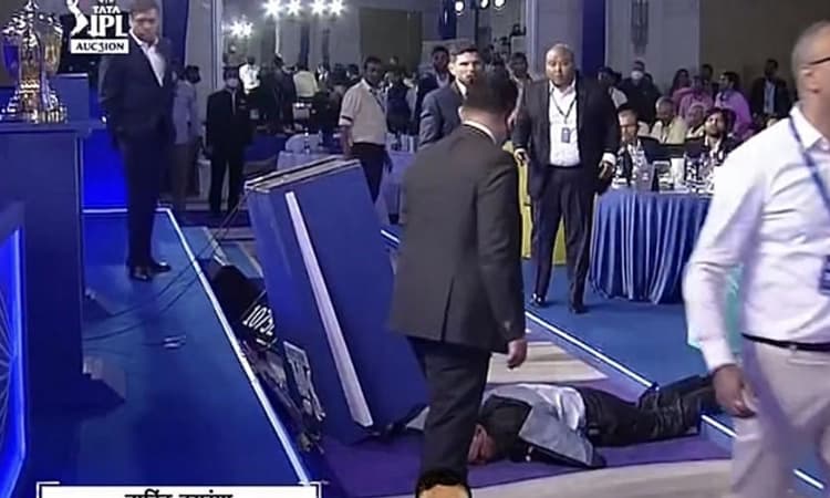 ಕುಸಿದು ಬಿದ್ದ ಹರಾಜುದಾರ ಹ್ಯೂ ಎಡ್ಮೆಡ್ಸ್; ಮತ್ತೆ ಆರಂಭವಾದ ಹರಾಜು, ಆರ್ ಸಿಬಿ ಪಾಲಾದ ಹಸರಂಗ