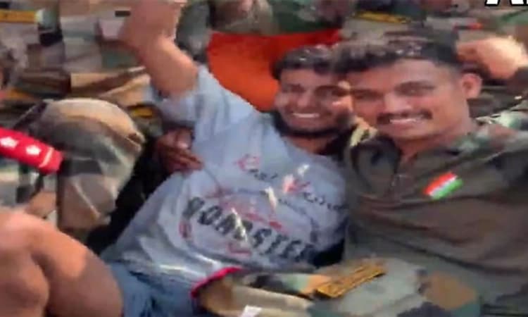 ಟ್ರೆಕ್ಕಿಂಗ್‌ ವೇಳೆ ಕಣಿವೆಯಲ್ಲಿ ಸಿಲುಕಿದ ಯುವಕನನ್ನು ರಕ್ಷಿಸಿದ ಸೇನೆ; ವಿಡಿಯೋ