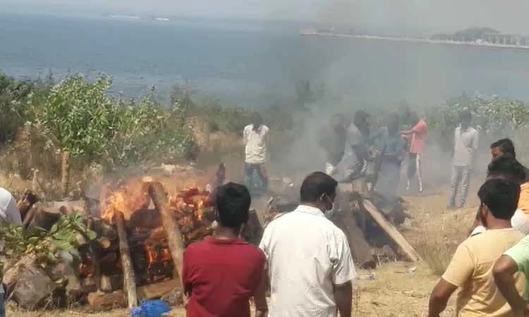 ಶ್ರೀರಂಗಪಟ್ಟಣ: ಭೀಕರವಾಗಿ ಹತ್ಯೆಯಾದವರ ಸಾಮೂಹಿಕ ಶವ ಸಂಸ್ಕಾರ