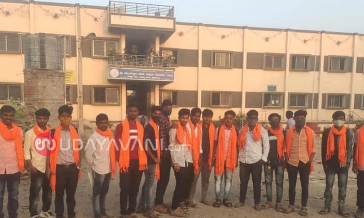 ಬಸವನಾಡಿಗೂ ಕಾಲಿಟ್ಟ ಸಮವಸ್ತ್ರ ವಿವಾದ: ಕೇಸರಿ ಶಾಲು ಧರಸಿ ಕಾಲೇಜಿಗೆ ಬಂದ ವಿದ್ಯಾರ್ಥಿಗಳು
