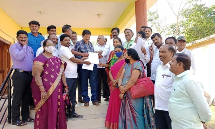 ವಿವಿಧ ಬೇಡಿಕೆ ಈಡೇರಿಕೆಗೆ ಆಗ್ರಹಿಸಿ ಬಿಇಒಗೆ ಮನವಿ