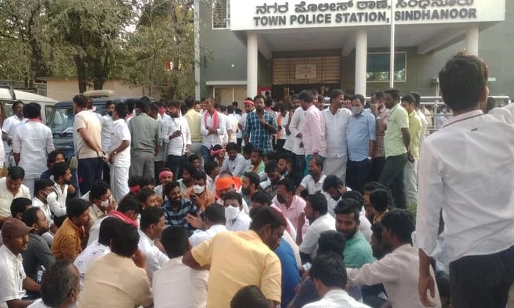 ಸಿಂಧನೂರು: ಅವಹೇಳನಕಾರಿ ಪೋಸ್ಟ್; ಠಾಣೆ ಎದುರು ಪ್ರತಿಭಟನೆ
