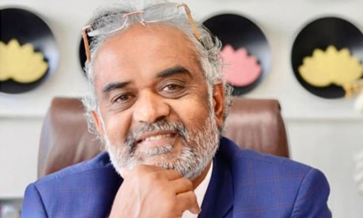 ವಜ್ರದ ವ್ಯಾಪಾರಿಯಿಂದ ತುರ್ತು ಪರಿಸ್ಥಿತಿಗೆ ಸೂರತ್ ಗೆ ಹೆಲಿಕಾಪ್ಟರ್ ಕೊಡುಗೆ