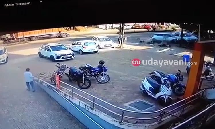 ಮಂಗಳೂರು: ದ್ವಿಚಕ್ರ ವಾಹನಕ್ಕೆ ಕಾರು ಢಿಕ್ಕಿ; ವಿಡಿಯೋ ವೈರಲ್