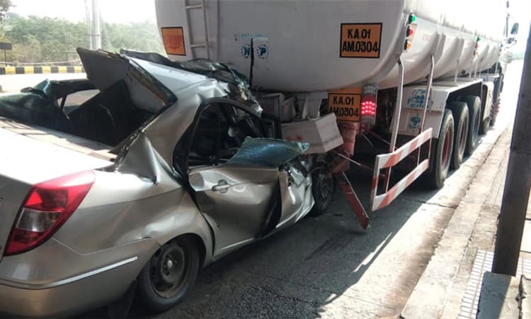 ಚಿತ್ರದುರ್ಗ:ಟ್ಯಾಂಕರ್ ಗೆ ಗುದ್ದಿದ ಕಾರು; ಬೆಳಗಾವಿಯ ಮೂವರ ದುರ್ಮರಣ