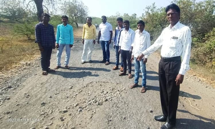 ಕಳಪೆ ರಸ್ತೆ ಕಾಮಗಾರಿಗೆ ಗ್ರಾಮಸ್ಥರ ಆಕ್ರೋಶ