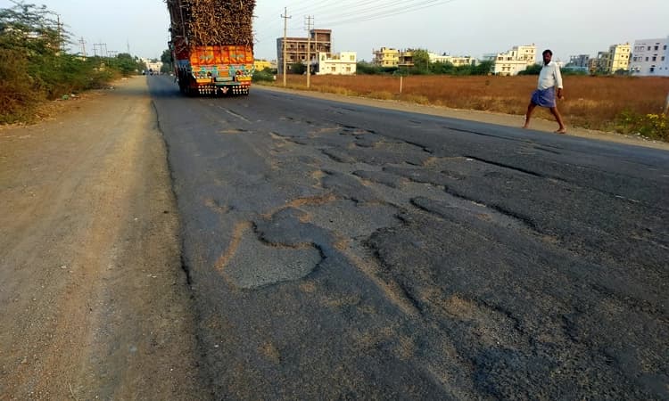 ಹದಗೆಟ್ಟ ರಸ್ತೆಯನ್ನು ದುರಸ್ತಿಮಾಡಿ, ಬೀದಿ ದೀಪ ಅಳವಡಿಸಿ ;ಪುರಸಭೆ ಮಾಜಿ ಅಧ್ಯಕ್ಷೆ ಒತ್ತಾಯ