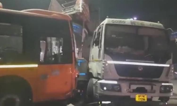 ಜನರ ಮೇಲೆ ಹರಿದ ಎಲೆಕ್ಟ್ರಿಕ್ ಬಸ್: 6 ಮಂದಿ ದುರ್ಮರಣ, ಹಲವರಿಗೆ ಗಾಯ