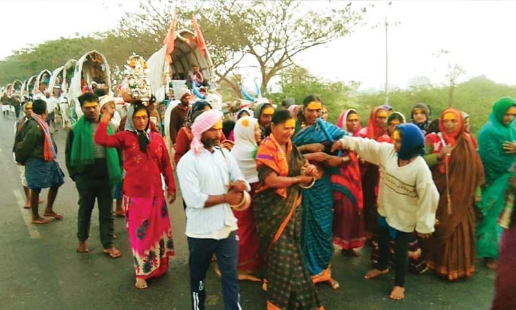 ಕುಳಗೇರಿ ಕ್ರಾಸ್ : ಯಲ್ಲಮ್ಮನ ಗುಡ್ಡಕ್ಕೆ ಕಾಲ್ನಡಿಗೆಯಲ್ಲಿ ಹೊರಟ ಭಕ್ತರು