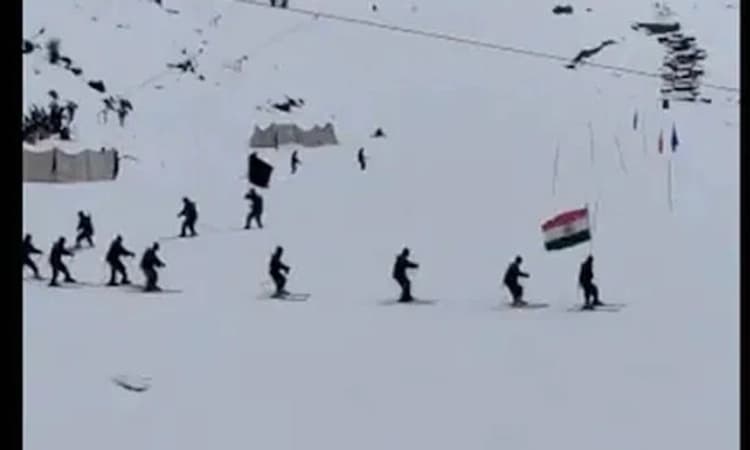 11,000 ಅಡಿ ಎತ್ತರ, ಮೈನಸ್ 20 ಡಿಗ್ರಿ ಸೆಲ್ಸಿಯಸ್ ನಲ್ಲಿ ಯೋಧರ ಗಣರಾಜ್ಯ ಸಂಭ್ರಮ: ವಿಡಿಯೋ