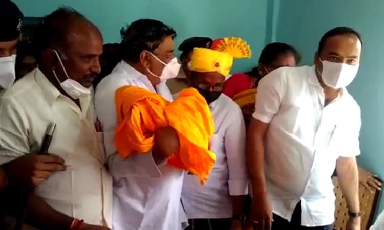 ಬಾದಾಮಿಯಲ್ಲಿ ಅಭಿಮಾನಿ ಹಾಕಿದ ಕೇಸರಿ ರುಮಾಲು ಕಿತ್ತೆಸೆದ ಸಿದ್ದರಾಮಯ್ಯ!