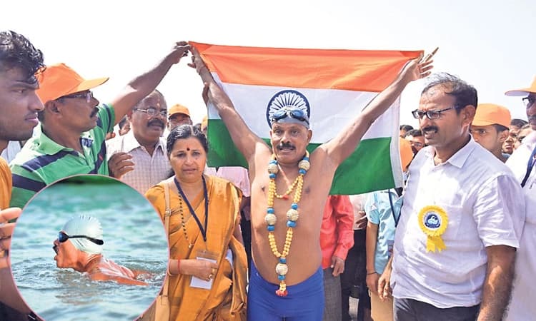 ಕೈ ಕಾಲಿಗೆ ಕೋಳ ಬಿಗಿದು ಈಜಿ ದಾಖಲೆ; 3.55 ಕಿ.ಮೀ.ಕಡಲಲ್ಲಿಈಜಿದ ಗಂಗಾಧರ್‌