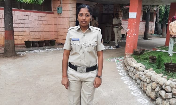 ಸವದತ್ತಿಯ ಮಹಿಳಾ ಪೇದೆ ಈಗ ಪಿಎಸ್‍ಐ : ಸೇವಾನಿರತ ಮೀಸಲಾತಿಯಡಿ ರಾಜ್ಯಕ್ಕೆ ಪ್ರಥಮ ಸ್ಥಾನ