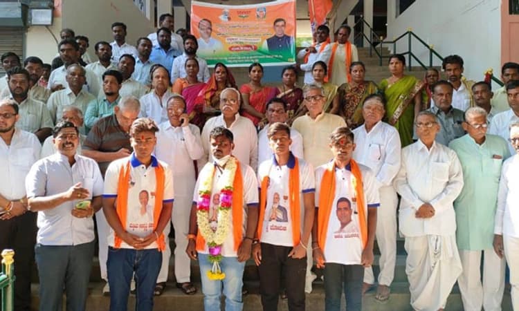 ಮೋದಿ ಅಭಿಮಾನಿಗಳಿಂದ ಮಂತ್ರಾಲಯಕ್ಕೆ ಪಾದಯಾತ್ರೆ