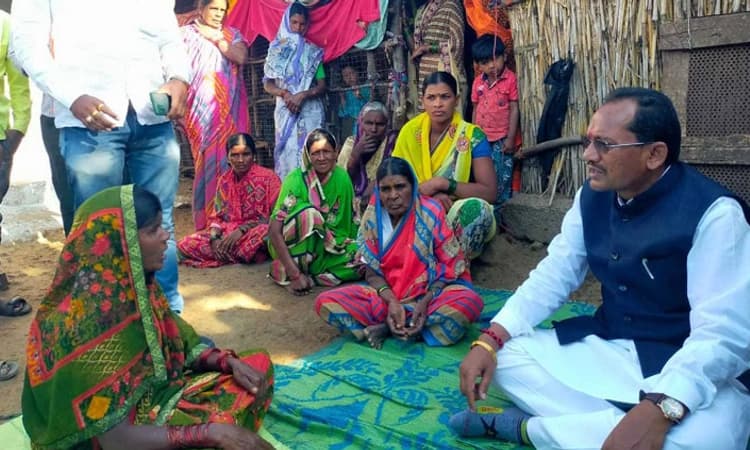 ಸಂಕಷ್ಟದಲ್ಲಿದ್ದವರಿಗೆ ಚವ್ಹಾಣ ನೆರವು