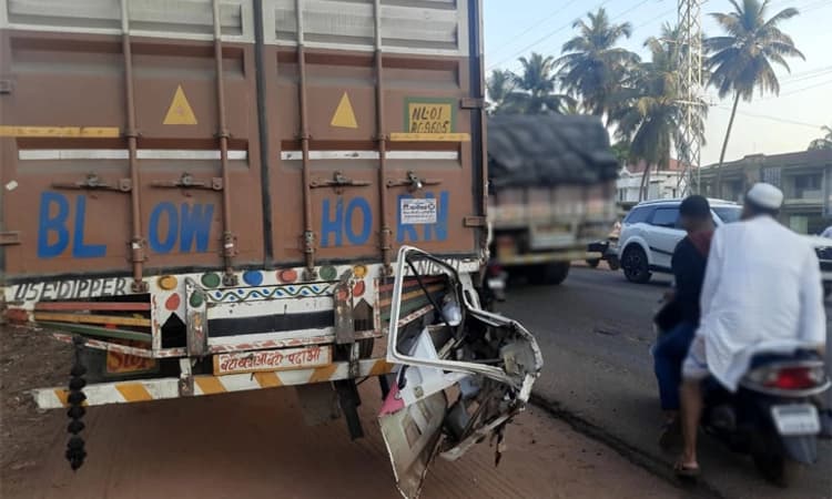 ಭಟ್ಕಳ : ಕಂಟೈನರ್ ಗೆ ಹಿಂಬದಿಯಿಂದ ಢಿಕ್ಕಿಯಾದ ಅಂಬುಲೆನ್ಸ್ ;ರೋಗಿ ಪಾರು