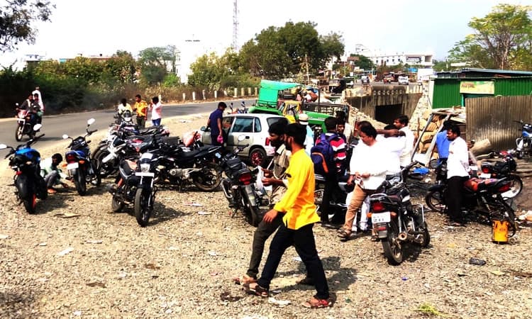 ಬೈಕ್‌ ನಿಲುಗಡೆ: ಸಂಚಾರಕ್ಕೆ ಅಡ್ಡಿ