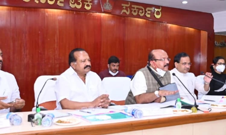 ಪಿಡಬ್ಲ್ಯೂಡಿ ಖಾಸಗಿ ಕಂಪನಿಯಾ?: ಅಧಿಕಾರಿಗಳಿಗೆ ಸಂಸದ ಉಮೇಶ ಜಾಧವ್ ತರಾಟೆ