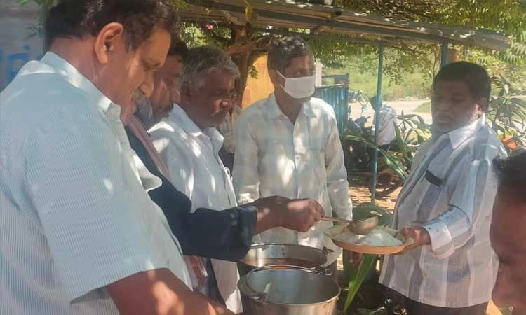 ಶ್ರೀರಂಗಪಟ್ಟಣ: ಶ್ರೀರಂಗನಿಗೆ ಬೀದಿಯಲ್ಲೇ ಪೂಜೆ; ಭಕ್ತರಿಗೆ ಅನ್ನಸಂತರ್ಪಣೆ