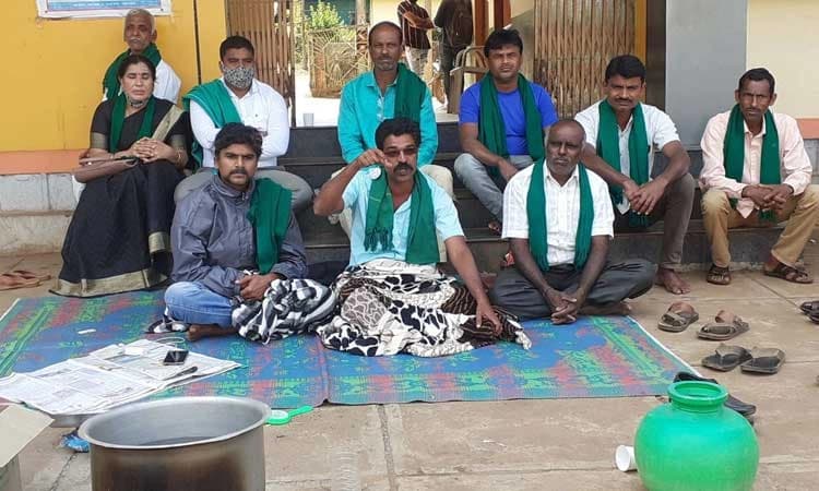 ಜಮೀನಿಗೆ ನೀಡಿದ್ದ ವಿದ್ಯುತ್ ಸಂಪರ್ಕ ಕಡಿತ; ಅಹೋರಾತ್ರಿ ಪ್ರತಿಭಟನೆ