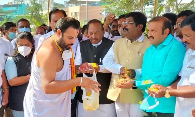 ಯಾರಿಗಾಗಿ ನಿಯಮ..?: ಸಚಿವ ಕೆ.ಎಸ್.ಈಶ್ವರಪ್ಪರಿಂದ ಕೋವಿಡ್ ನಿಯಮ ಉಲ್ಲಂಘನೆ