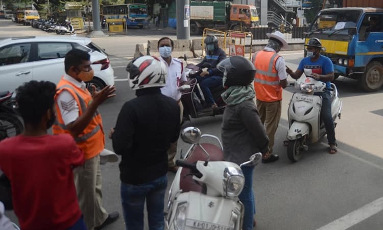 ಕರ್ಫ್ಯೂ ಜಾರಿ ನಡುವೆ ಕಾರಣ ಕೇಳುವ ನೆಪದಲ್ಲಿ ಬಾಕಿ ದಂಡ ವಸೂಲಿಗಿಳಿದ ಪೊಲೀಸರು