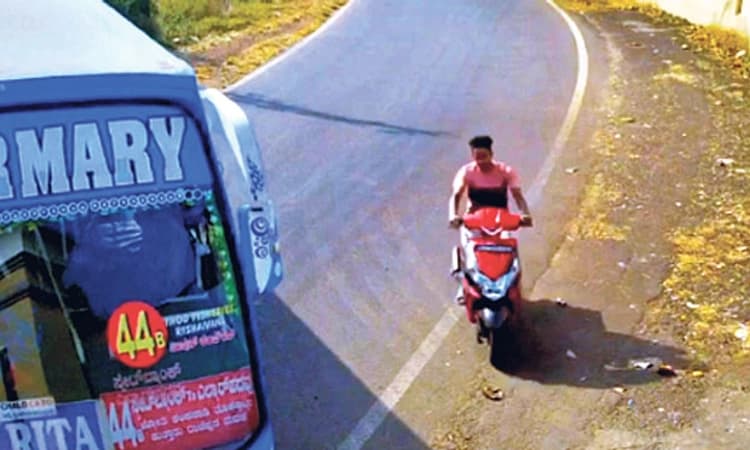 ಢಿಕ್ಕಿಯಿಂದ ಸಿನಿಮೀಯ ರೀತಿಯಲ್ಲಿ ಪಾರು; ವೀಡಿಯೋ ವೈರಲ್‌