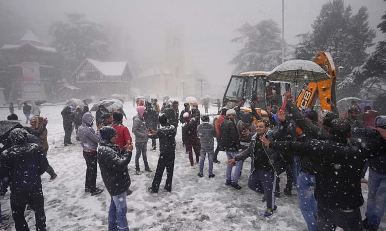 ಹಿಮವರ್ಷ : ರಾಜ್ಯದ 400ಕ್ಕೂ ಅಧಿಕ ಪ್ರಮುಖ ರಸ್ತೆಗಳು ಬಂದ್‌