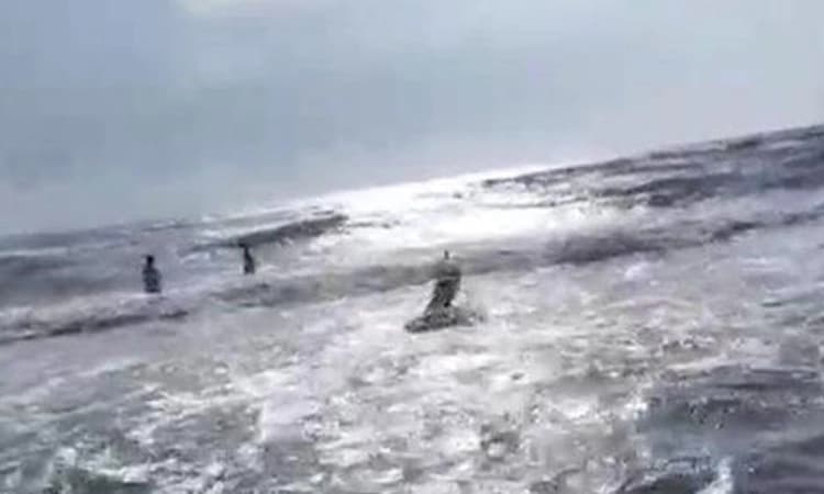 30 ಗಂಟೆ ಸಮುದ್ರದಲ್ಲಿ ಈಜಿ ದಡ ಸೇರಿದ ಮೀನುಗಾರ : ಪೊಲೀಸರ ತನಿಖೆ ಆರಂಭ