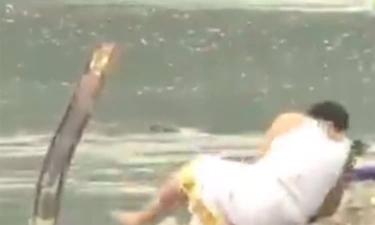 ಶಿವಕುಮಾರ್ ದಾಟಲಿಲ್ಲ, ಮೇಕೆಯಾದರೂ ದಾಟಲಿ: ಡಿಕೆಶಿ ಜಾರಿದ್ದಕ್ಕೆ ಬಿಜೆಪಿ ಲೇವಡಿ