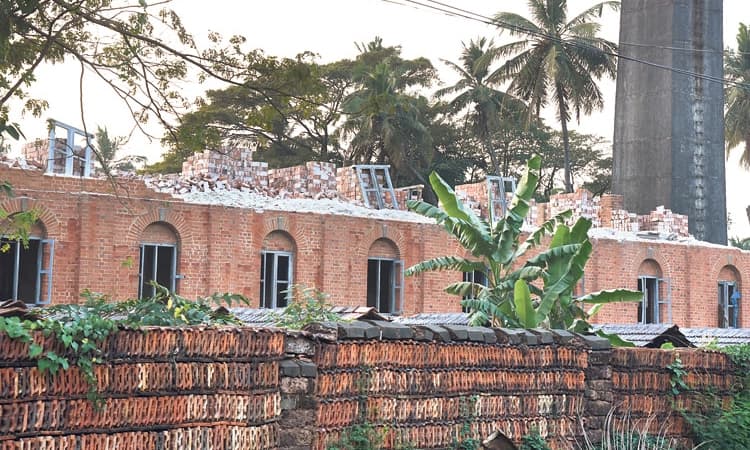 ಕಾಲದ ಕಾವಿಗೆ ಕಪ್ಪಾಗುತ್ತಿವೆ! ಮುಚ್ಚುತ್ತಿರುವ ಮಂಗಳೂರು ಹೆಂಚಿನ ಕಾರ್ಖಾನೆಗಳು