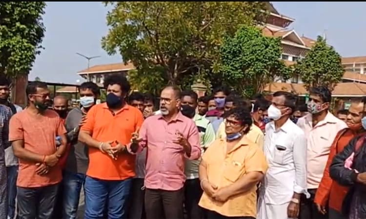 ಆತ್ಮಹತ್ಯೆ ಮಾಡಿಕೊಳ್ಳುವ ಸ್ಥಿತಿ ನಿರ್ಮಾಣ: ಯಕ್ಷಗಾನ ಕಲಾವಿದರ ಪ್ರತಿಭಟನೆ