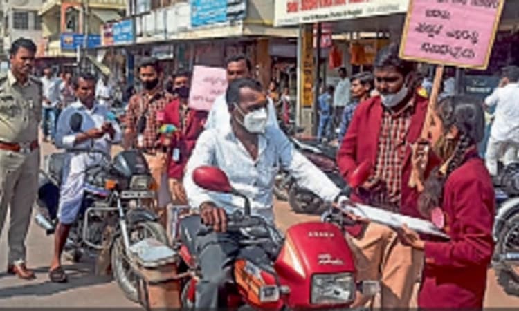 ವಿದ್ಯಾರ್ಥಿಗಳಿಂದ ರಸ್ತೆ ಸಂಚಾರ ಜನ ಜಾಗೃತಿ
