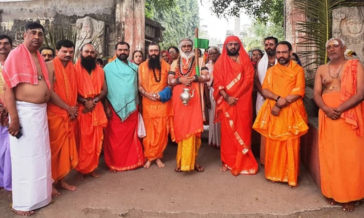 ಕಷ್ಟ ಪಟ್ಟು ದುಡಿದರೆ ಫಲ ಕಟ್ಟಿಟ್ಟ ಬುತ್ತಿ: ರಂಭಾಪುರಿ ಶ್ರೀ